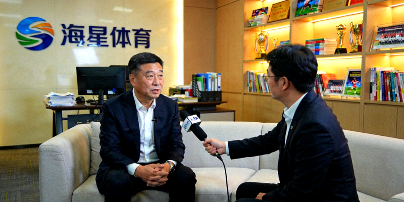 一位体育评论员正在演示全新沉浸式直播平台的操作界面，屏幕上显示多视角选项